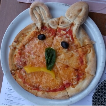 趣味 スイス旅行で食べたピザの写真